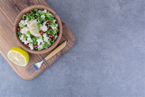 Salat mit Kräutern Obst und Gemüse in einer Platte Kostenlose Foto