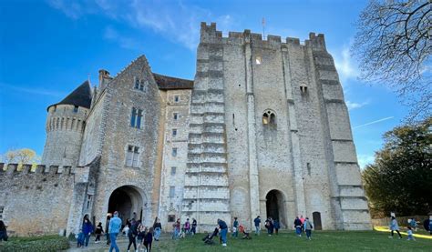 Plus de 400 personnes à la chasse aux œufs du château des comtes du