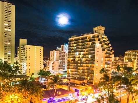 Exploring the Vibrant Nightlife in Waikiki - Hawaii Travel Guide