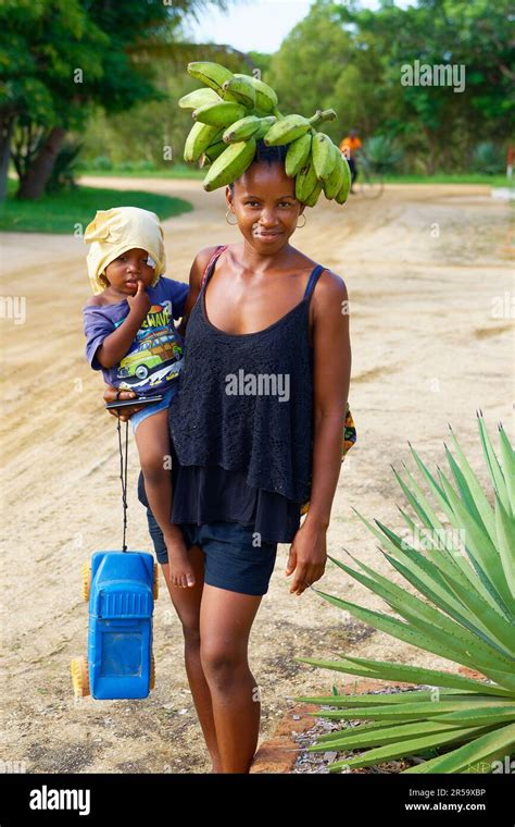 Femme Avec Son Bras Hi Res Stock Photography And Images Alamy