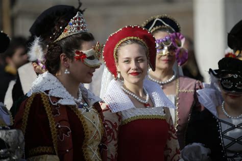 Sfilata E Fuochi Dartificio Per Il Carnevale Romano Corriere It