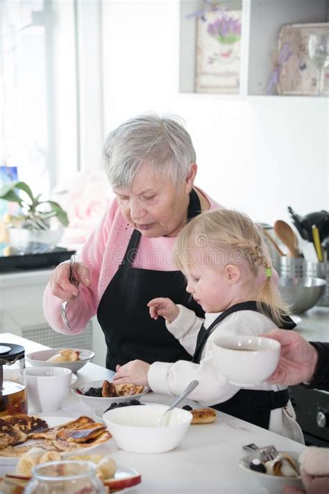 Fam Lia Feliz Uma Menina E Sua Av Que Cozinham Na Cozinha Imagem De