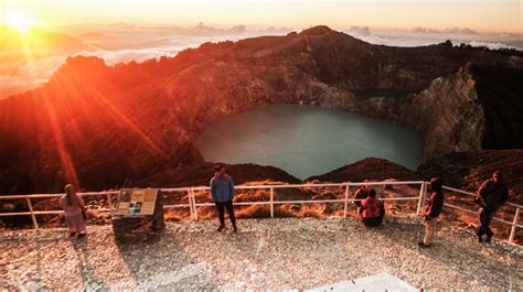 Keindahan Danau Kelimutu Dengan Tiga Warna – Nusaweek