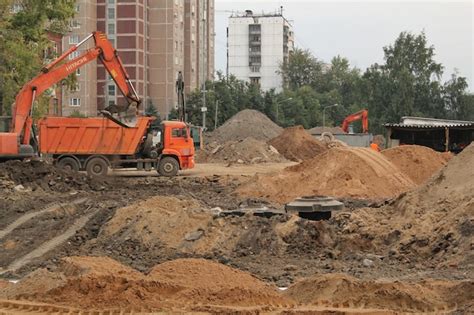 Máquinas de escavadeira trabalhando no canteiro de obras