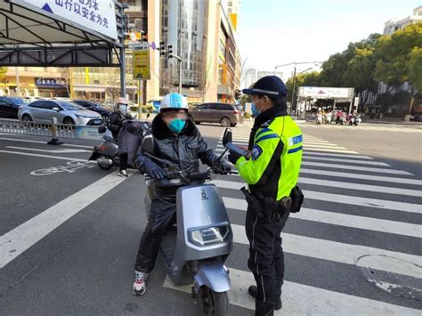 戴头盔 保安全｜电动自行车驾乘人员看过来！ 腾讯新闻