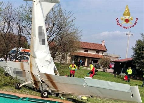 Tragedia Nel Trevigiano Aereo Ultraleggero Precipita Nel Giardino Due