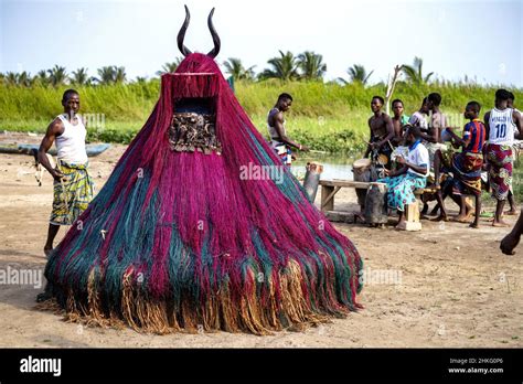 Benín provincia de Grand Popo pueblo de heve Zangbeto vudú baile