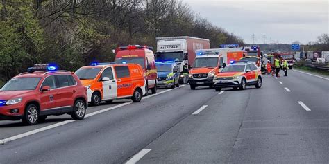 Unfall A1 Richtung Bremen Sperrung nach Zusammenstoß von zwei Lkw