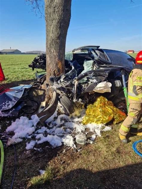 Bmw Roztrzaskane Na Drzewie Aktualizacja Ostrow Tv Ostr W