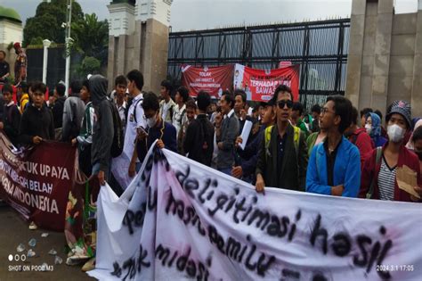 Pelajar Dan Mahasiswa Turun Ke Jalan Demo Tolak Hak Angket Di Gedung