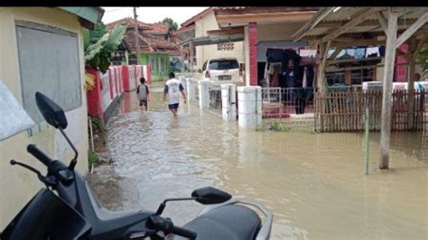 Diguyur Hujan Seharian Sungai Cigadung Meluap Ratusan Rumah Di