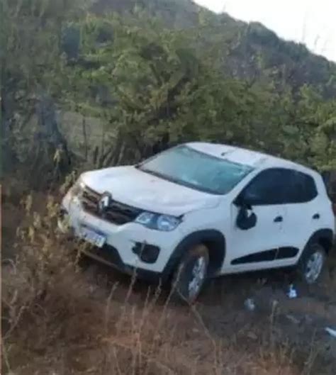 Tierry perde controle e capota carro em estrada Não houve feridos