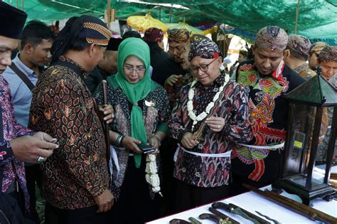 Ritual Jamasan Keris Keraton Di Desa Aeng Tong Tong