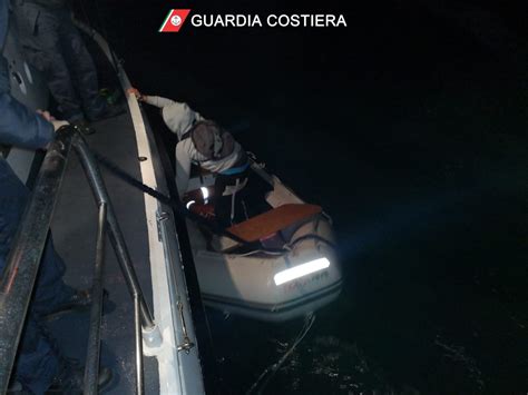 GOMMONE ALLA DERIVA LA GUARDIA COSTIERA SALVA DUE PERSONE LIRATV