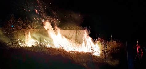 Combate a incêndio em vegetação risco a residência vídeo Átila Lemos