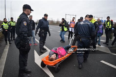 Hollanda Da Iklim Aktivistleri A Otoyolunu Kapatt Anadolu Ajans