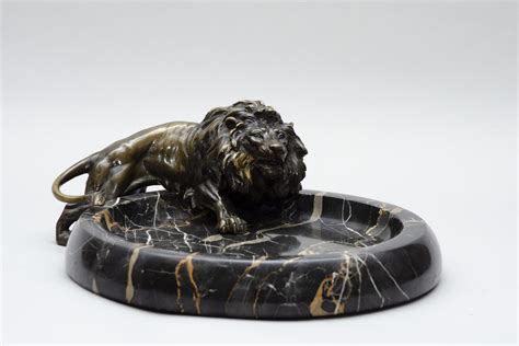 Vide poche en marbre au lion en bronze L Égide Antiques