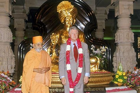 Pramukh Swami Maharaj blesses Bill Clinton at Akshardham – Swaminarayan ...