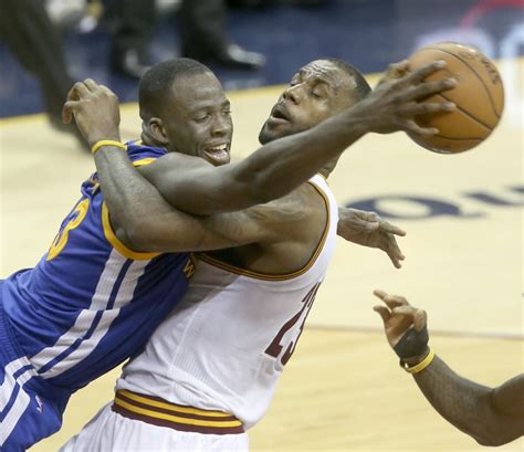 Photo Draymond Green Aux Prises Avec Lebron James Le 10 Juin 2016 Lors Du Match 4 De La Finale