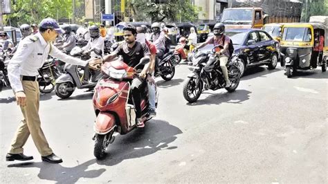 Pune Helmet Sakti पुण्यात हेल्मेट सक्तीचा फार्स कारवाईचा पडला पोलिसांना विसर