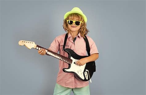 Ni O M Sico Guitarrista Tocando Guitarra El Ctrica Chico Lindo Toca En