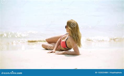 La Chica Joven Hermosa Miente En La Playa Llevando Un Bikini Rojo Vacaciones Tropicales Cierre