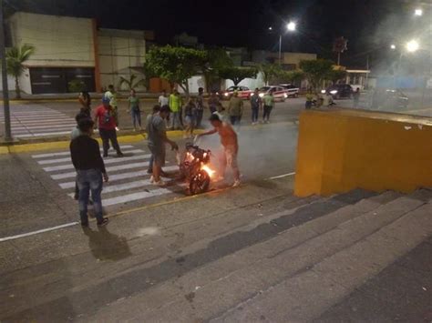 Arde en llamas motocicleta en Minatitlán