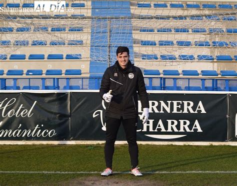 Turi De Jugar En La Plaza Del Barrio Vidal A Estar En El Banquillo