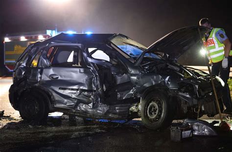 Autofahrer Stirbt Nach Zusammensto Mit Gegenverkehr