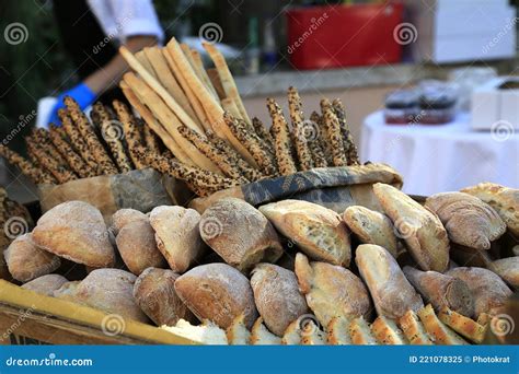 Brood Met Verse Krokante Tarwe Op De Markt Broodjes En Baguette Op De