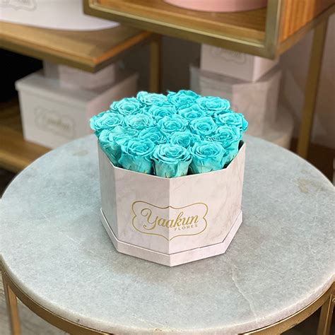 Rosas Eternas Caja Octagonal Blanca Con Rosas Azul Aqua Yaakun Flores