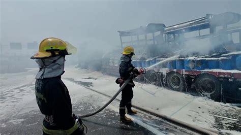 货车高速路行驶途中爆胎起火，消防紧急救援七环视频澎湃新闻 The Paper