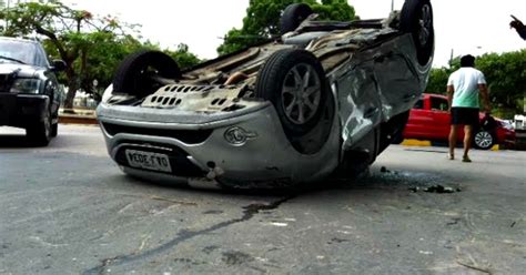 G1 Carro capota após colidir contra outro veículo em avenida de