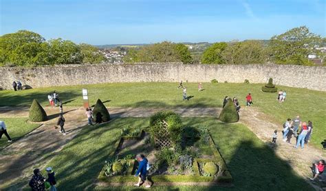 Plus de 400 personnes à la chasse aux œufs du château des comtes du