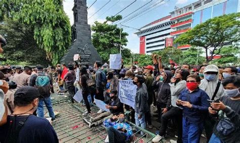 Ini 4 Sikap Mahasiswa Dalam Demo Menolak Omnibus Law Uu Cipta Kerja Di