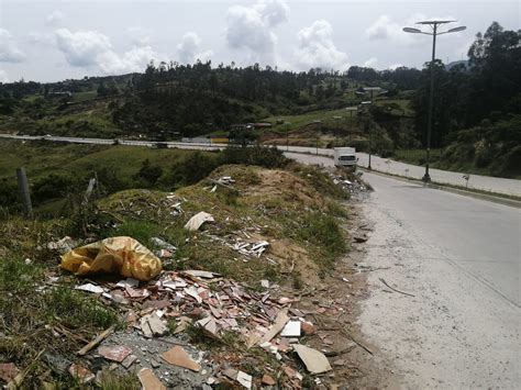 Paso Lateral De Loja Convertido En Botadero De Basura Diario La Hora