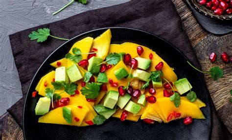 Friskt Og Sommerlig Salat Med Mango Og Avokado