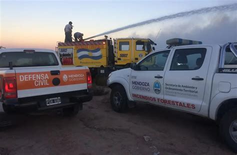 Intensos Trabajos Para Extinguir El Incendio En El Basural De Cacheuta