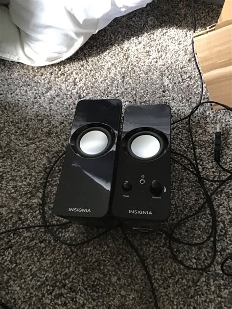 Set of 2 insignia computer speakers - JRGELECTRONICS