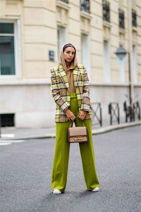 what color pants go with a green shirt 7