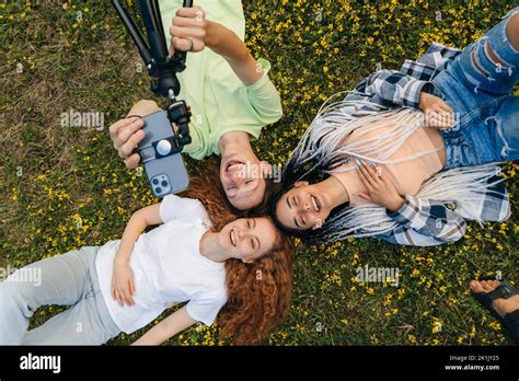 Tres Hermosos Adolescentes Usando Un Dispositivo Telef Nico Para Tomar