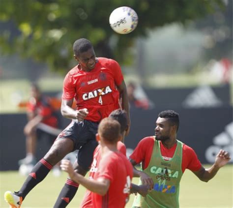 Muricy Faz Treino T Tico Em Meio A Jogadas De Bola Parada E Ensaiadas