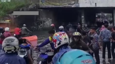 Hujan Deras Guyur Kota Bandung Banjir Rendam Cibaduyut Dan Kopo