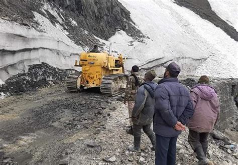 Srinagar Leh Highway Reopens For Vargis Khan