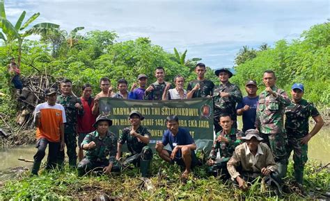 Yonif 143 TWEJ Bersama Warga Sigap Bersihkan Sampah Pasca Banjir