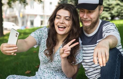 Un Chico Y Una Chica Se Toman Un Selfie Sentados En El C Sped Del