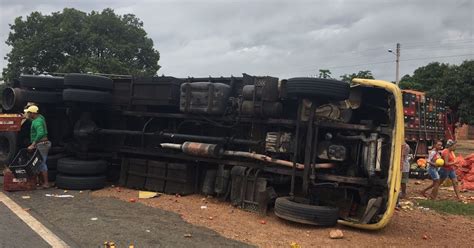 G1 Caminhão tomba deixa três feridos e uma pessoa morta na BR 316