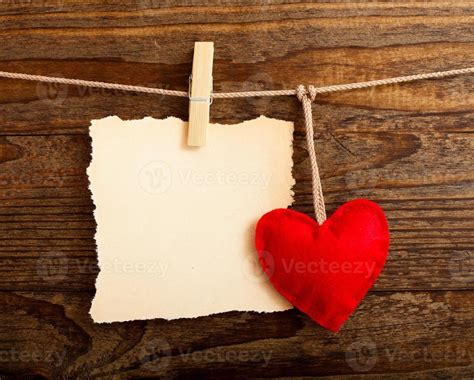 Hoja En Blanco Una Nota Una Hoja De Papel Rota Y Un Corazón Rojo Vintage Colgando De Una