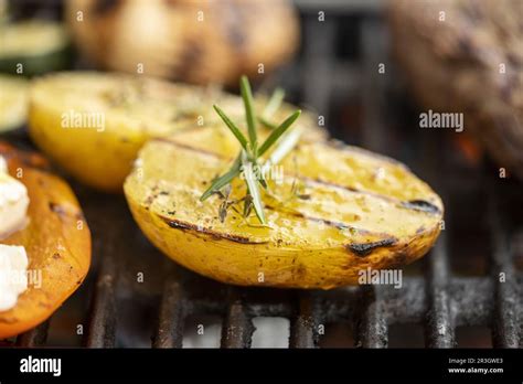 Gegrillte Kartoffeln Auf Dem Grill Hi Res Stock Photography And Images