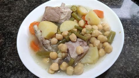 Puchero de garbanzos con patas de pollo y costilla Receta económica y